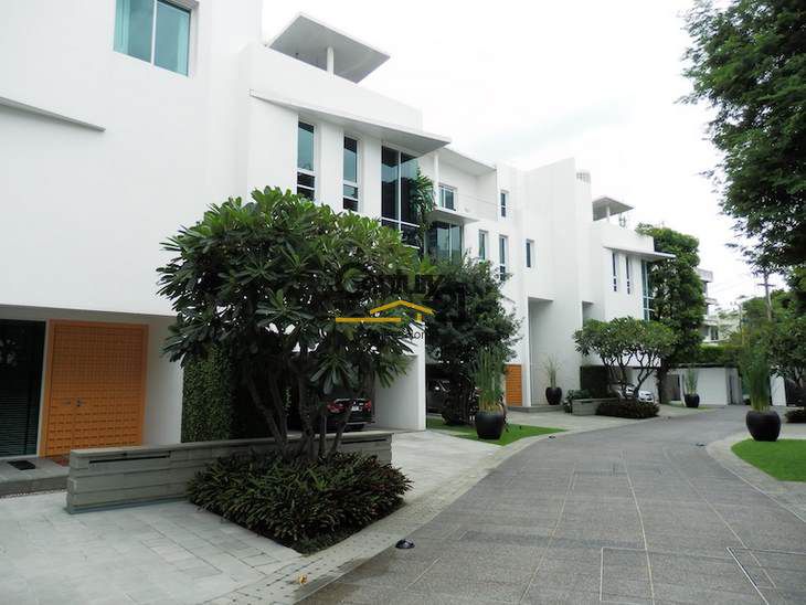 Bangkok Sathorn - Awesome and renovated 3 floors house for rent [HBKR1402FR]